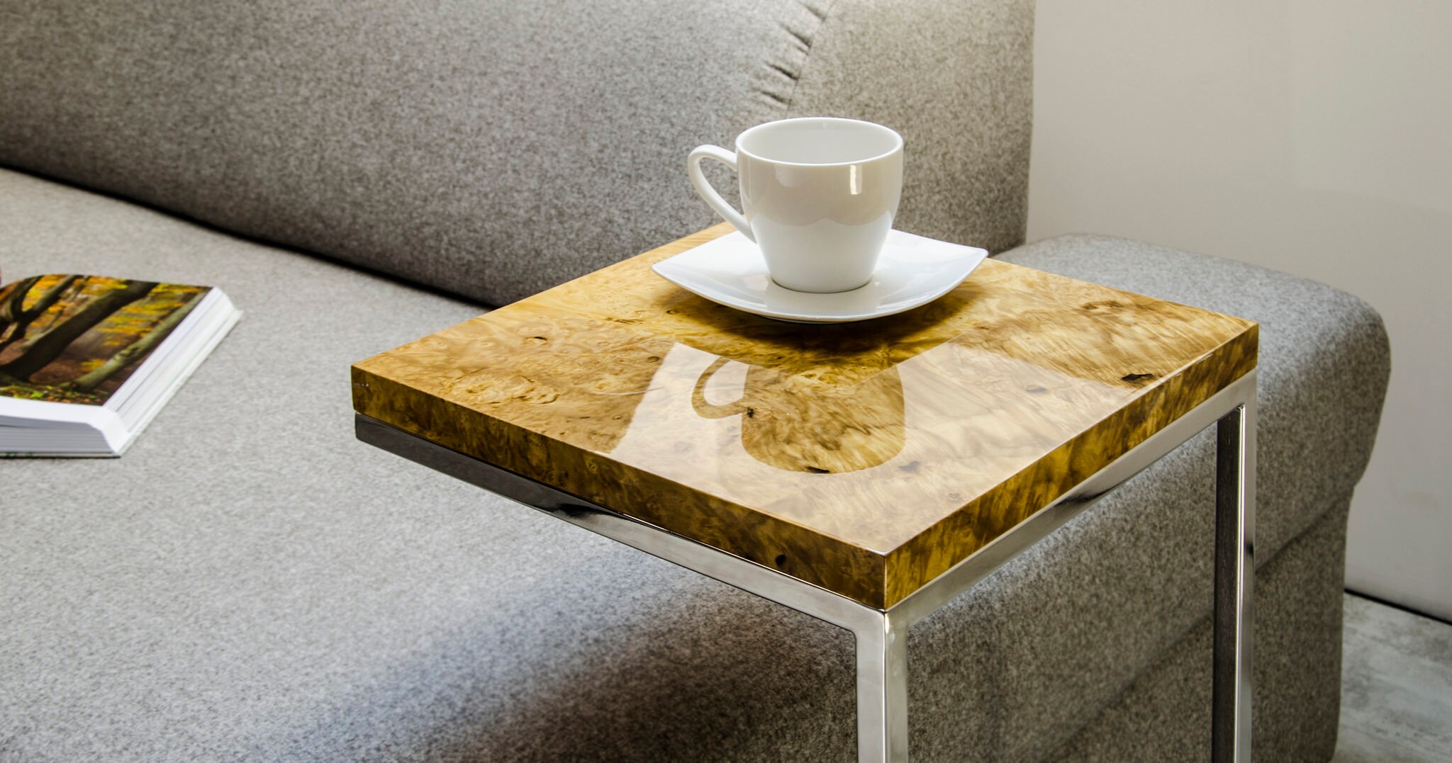 Table D'appoint Carrée Avec Pied En Acier Poli, Petite Table Basse Placage De Loupe Madrone Dorée, Assortie À L'élégant Salon