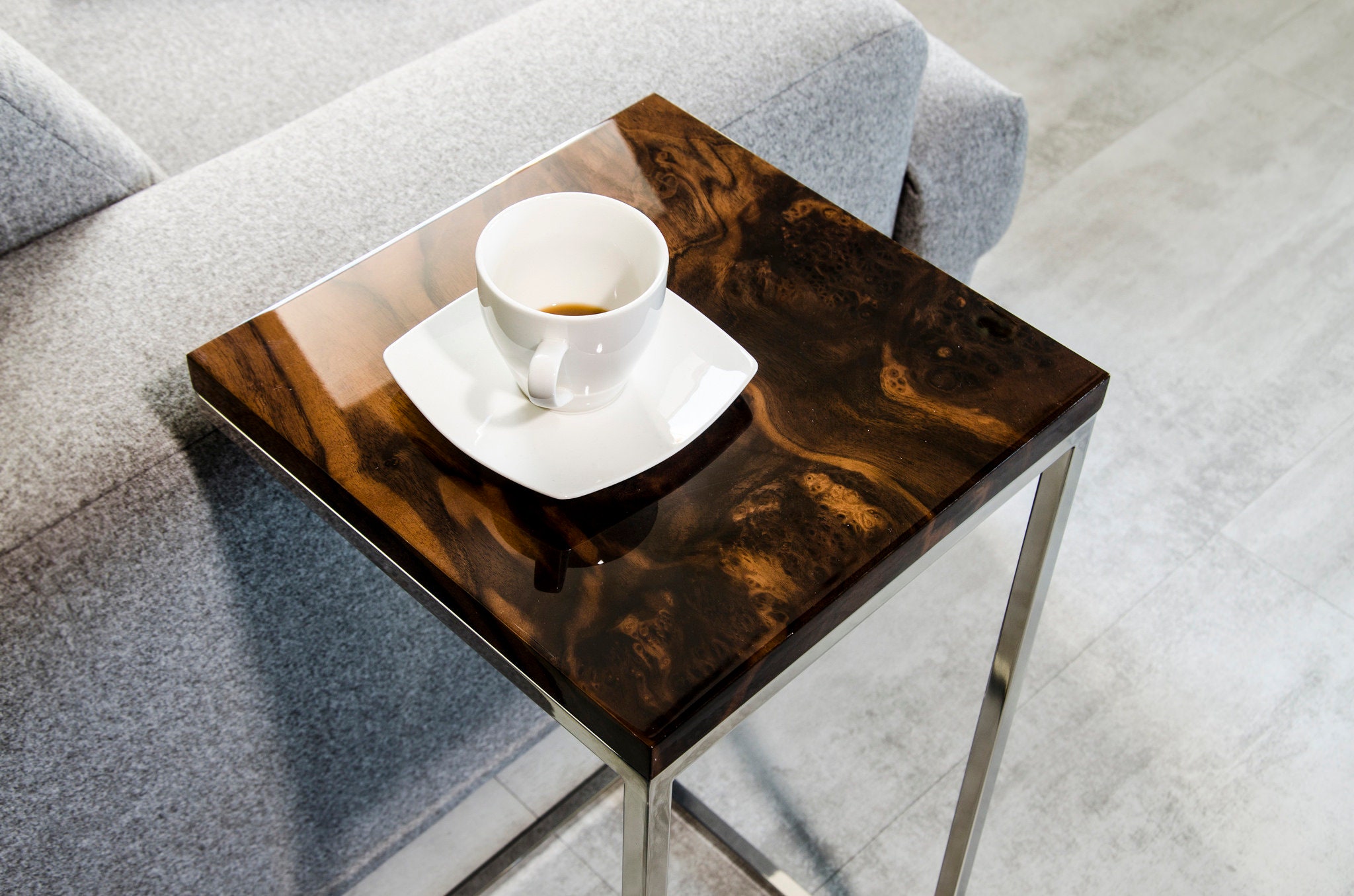 Table d'appoint Carrée avec Jambe en Acier Poli, Petite Table Basse de Placage Américain Burl Noyer,