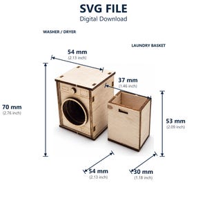 Op de afbeelding: SVG-BESTAND Digitale download. Een wasmachine/droger-model van licht hout en een wasmand. De wasmachine/droger is 70 mm hoog, 54 mm breed en 37 mm diep. De wasmand is 53 mm hoog en 30 mm breed.
