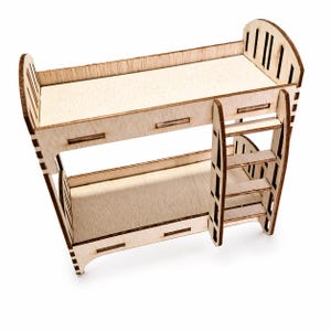 Peut inclure: Un petit lit superposé en bois clair. Il comprend deux niveaux, une échelle et des têtes de lit et pieds de lit à lattes. Ce meuble miniature est parfait pour une maison de poupée ou un jeu similaire.