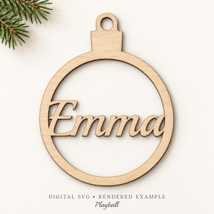 Op de afbeelding: Een lichtgekleurde houten kerstornament in een cirkelvorm met een ophanglus aan de bovenkant. De naam Emma is in een cursief lettertype uit het midden van de cirkel gesneden. De tekst onderaan luidt DIGITAL SVG • RENDERED EXAMPLE Playball.