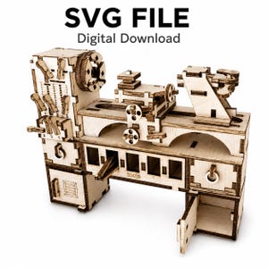 Op de afbeelding: Een lasergesneden houten model van een draaibank met gedetailleerde mechanische onderdelen, hendels en een klauwplaat. De tekst SVG FILE Digital Download staat erboven. Het model bevat kleine opbergvakken en een onderstel met deurtjes.