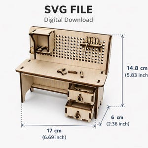 Può includere: Un modello di banco da lavoro in legno con schienale forato, due cassetti e ritagli di utensili. Il modello misura 17 cm di larghezza, 14,8 cm di altezza e 6 cm di profondità. Il testo "SVG FILE Digital Download" è visibile.