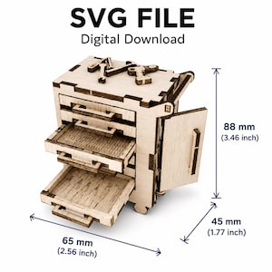 Op de afbeelding: Een digitaal SVG-bestand van een miniatuur houten gereedschapskist met twee open lades met geëtste gereedschapsomtrekken, een zijdeur, een hoogte van 88 mm, een breedte van 65 mm en een diepte van 45 mm met zichtbare afmetingen.