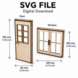 Op de afbeelding: SVG-bestand als digitale download met een deur en raam in lichte houtkleur. De deur meet 192 mm bij 85 mm. Het raam meet 100 mm bij 120 mm. Beide objecten hebben donkere randen en een gedetailleerde structuur van het kozijn.
