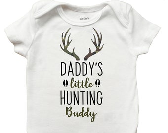 Papas kleiner Jagdbuddy Baby Strampler - Vatertagsshirt