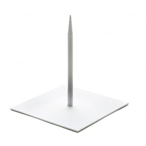 Könnte beinhalten: Ein silberner Metall-Präsentationsständer mit quadratischer Basis und hohem, spitzem Dorn. Der Ständer besteht aus hellem Metall und ist zur Aufnahme eines Objekts bestimmt. Der Hintergrund ist weiß.