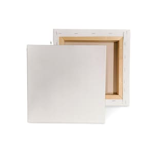 Könnte beinhalten: Zwei quadratische, leere, weiße Leinwandplatten. Eine Platte ist vor der anderen positioniert und zeigt den Holzrahmen und die Heftklammern auf der Rückseite. Die Leinwand ist über einen Holzrahmen gespannt, bereit für Malerei oder andere künstlerische Anwendungen.