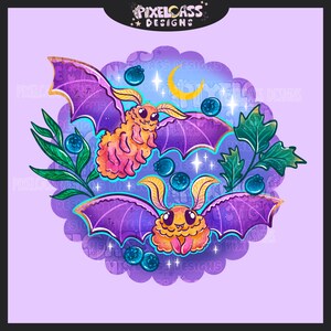 Peut inclure: Deux papillons de dessin animé avec des ailes violettes et des corps orange et rose volent sur un fond violet avec des myrtilles et des étoiles. Les papillons ont de grands yeux ronds et sourient.