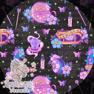 Może przedstawiać: Wzór bez szwów z różnymi ilustracjami w stylu retro na czarnym tle. Wzór zawiera kasetę z napisem "REWIND ME", pojemnik na gumę do żucia, diament, kwiat, grzyb, różdżkę i butelkę błyszczyka do ust.