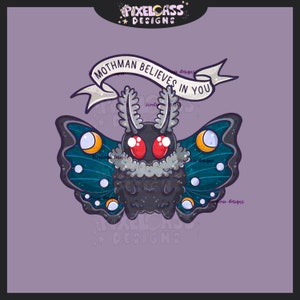 Op de afbeelding: Een cartoonillustratie van een mothman met rode ogen en een pluche lichaam. De mothman heeft blauwe vleugels met gele manen en sterren. De tekst "Mothman Believes in You" staat op een banner boven de mothman.