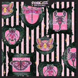 Puede incluir: Un patrón sin costuras que presenta rayas negras y blancas con acentos rosados. El patrón incluye varios insectos y criaturas en marcos ornamentados, incluyendo una mariposa, una libélula, una polilla, un escorpión y un escarabajo. Los marcos están decorados con corazones y estrellas.