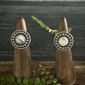 Ring met witte buffelkralen - sterlingzilver - verstelbaar
