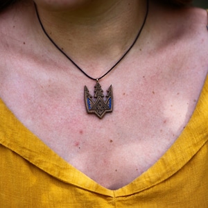 Le trident national ukrainien, le trident de broche, l’épingle en bois faite à la main, la broche en bois, l’ornement ethno, le broche à la main Eco Design