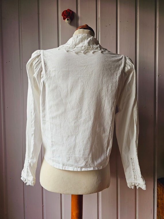 Vintage folklore blouse with embroidered collar, … - image 4