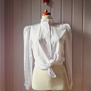 Vintage Bluse mit kleinem bestickten Stehkragen, Gr.38/40 Meico