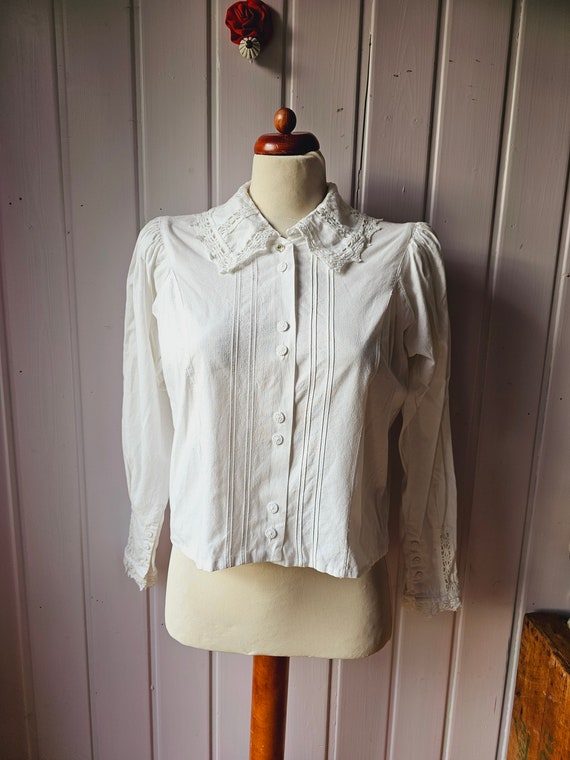 Vintage folklore blouse with embroidered collar, … - image 1