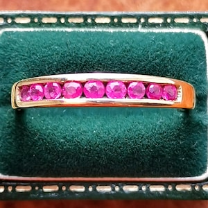 ヴィンテージ 9カラット ソリッドゴールド ルビー ハーフエタニティリング、英国製ホールマーク入り 9K ゴールド マルチルビーリング、天然ルビーリング、9ストーン ルビーリング、英国製 Q