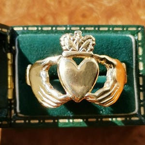 Vintage 9ct Gold Celtic Claddagh Ring, 1986 London Hallmarked Irish Claddagh Ring, 9k Gold British Vintage Ring, UK S, US 9.25
