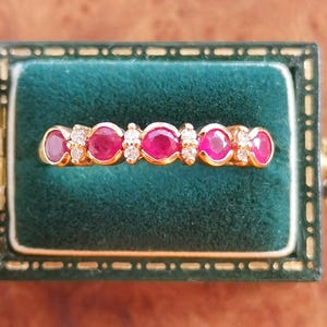 Anello vintage a mezza eternità in oro massiccio 9 carati con rubino e diamante da 0,15 carati, completamente marchiato inglese, oro 9 carati, rubino naturale e diamante, UK R, US 8,5