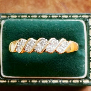 Anillo de media eternidad vintage de oro amarillo de 9 quilates con diamantes de 0,20 quilates, con sello de calidad británico, banda ondulada con diamantes, talla 5 del Reino Unido, talla 8 de EE. UU.