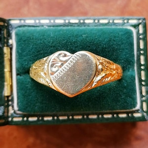 Vintage 9ct Solid Gold Heart Signet Ring, Fully Hallmarked 9k Gold 375 British Vintage Gold Ring, 1967 Birmingham Hallmarked, UK O, US 7.25