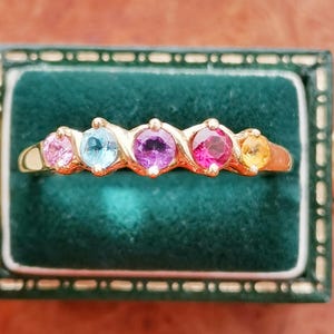 Anillo vintage de oro de 9 quilates con múltiples piedras, anillo con gemas multicolores engastadas, con sello de calidad británica vintage, anillo de media eternidad de 5 piedras, anillo apilable.