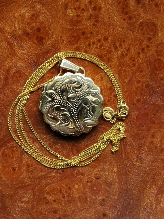 Vintage Solid 9ct Gold Oval Locket Pendant Neckla… - image 1