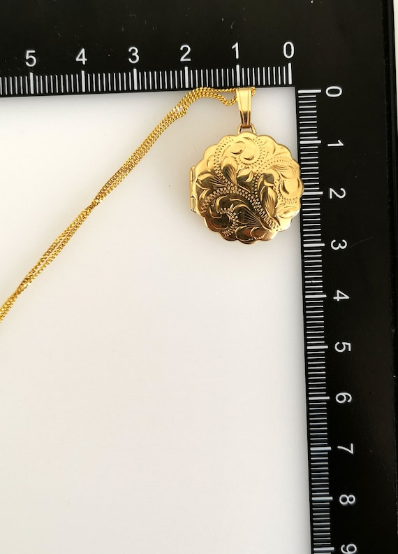 Vintage Solid 9ct Gold Oval Locket Pendant Neckla… - image 2