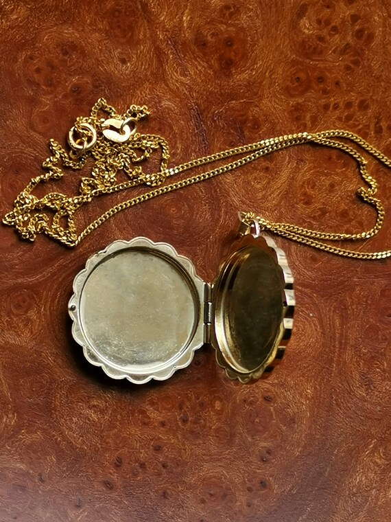 Vintage Solid 9ct Gold Oval Locket Pendant Neckla… - image 5