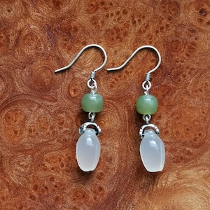 Brincos de prata esterlina vintage com pingente de jade, brincos de jade natural vintage, brincos de prata contrastados, excelente estado, frete grátis