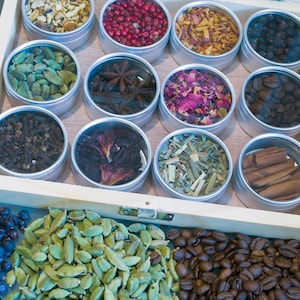 Wood Box Gin Lover 12/10 pc gift set , Gin & Tonic Botanicals, Birthday present Garnish Gin Kit, Gin Brewing Kit, Father, Christmas Gift