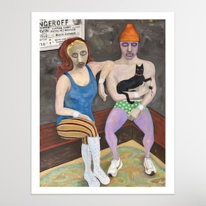 Pode incluir: Uma pintura de dois lutadores, uma mulher e um homem, sentados em um banco. A mulher está vestindo uma camiseta azul, calças listradas e botas brancas. O homem está vestindo um maiô roxo, shorts verdes com estrelas e um chapéu laranja brilhante. Ele está segurando um gato preto com um curativo vermelho na pata. Um pôster atrás deles diz "104 NGEROFF LEAPING LAMHY RVIN PASTOL PEZ WHATLEY IELD SATCH 110 BLACK AVENGER Watch tow"