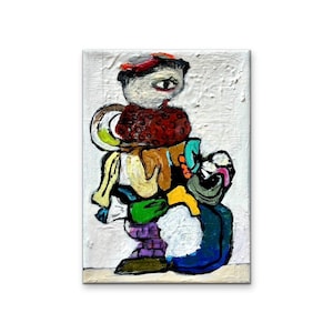 Pode incluir: Pintura abstrata em tela apresentando uma figura empilhada com uma cabeça branca, um cachecol vermelho e várias formas coloridas. A obra de arte inclui elementos verdes, amarelos, azuis e roxos, com um fundo branco texturizado. A pintura é montada em uma tela retangular.