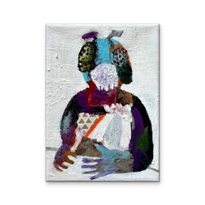 Pode incluir: Pintura abstrata sobre tela. A obra apresenta uma figura com cabeça azul e verde, rosto branco e corpo em tons de roxo, preto e laranja. O fundo é branco com pinceladas texturizadas. A figura parece estar segurando algo.