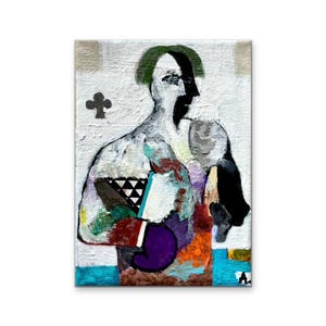 Pode incluir: Pintura abstrata em tela com uma figura com cabeça verde e perfil preto. A figura segura um livro com um desenho triangular. A obra de arte usa branco, preto, roxo, laranja e azul, com um símbolo de clube no canto superior esquerdo.