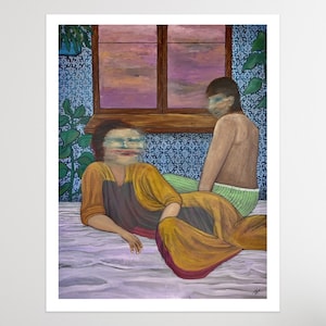 Pode incluir: Uma pintura de duas pessoas sentadas em uma cama. A pessoa à esquerda está vestindo um vestido amarelo e marrom. A pessoa à direita está vestindo shorts verdes. A pintura é ambientada em um quarto com uma janela e papel de parede estampado.