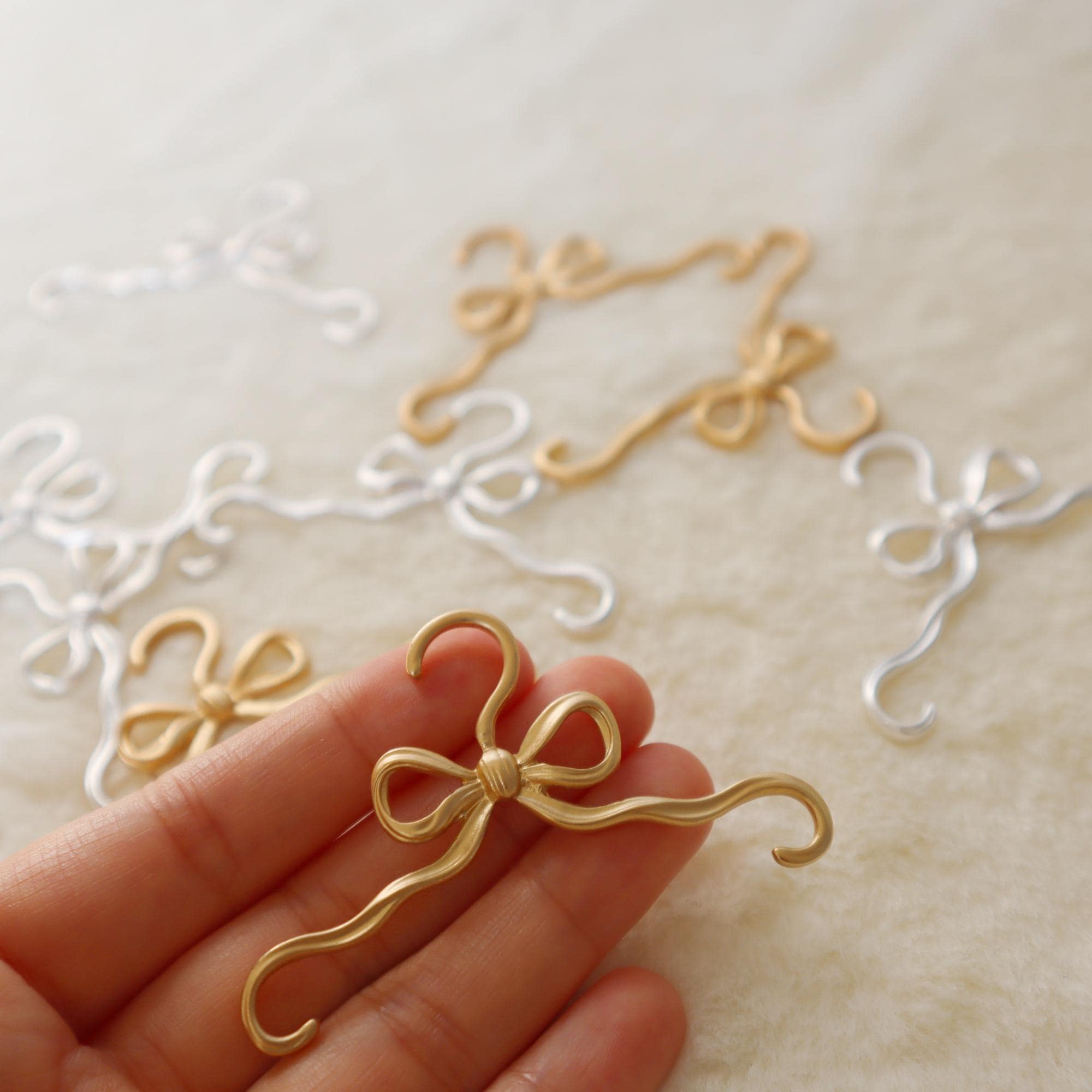 1:6 Dollhouse miniature clothes hangers, mini metal doll hangers, gold and sliver