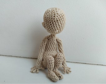 Modèle au crochet pour base de corps de poupée avec des mains qui ont des doigts