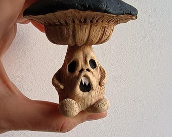 Ręcznie robiona, przerażająca lalka w kształcie grzyba na Halloween