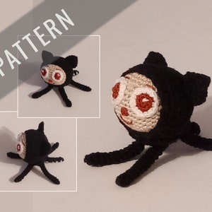 Könnte beinhalten: Ein schwarzer gehäkelter Oktopus mit einem weißen Gesicht und roten Augen. Der Oktopus hat sechs Beine und steht auf einer weißen Oberfläche. Das Wort "PATTERN" ist in schwarzen Buchstaben auf weißem Hintergrund geschrieben.