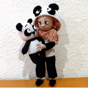 Conjunto de 2 padrões de crochê: boneca pequena e brinquedo panda