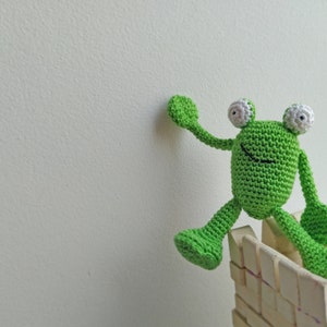 Crochet pattern for tiny Frog or amigurumi toad