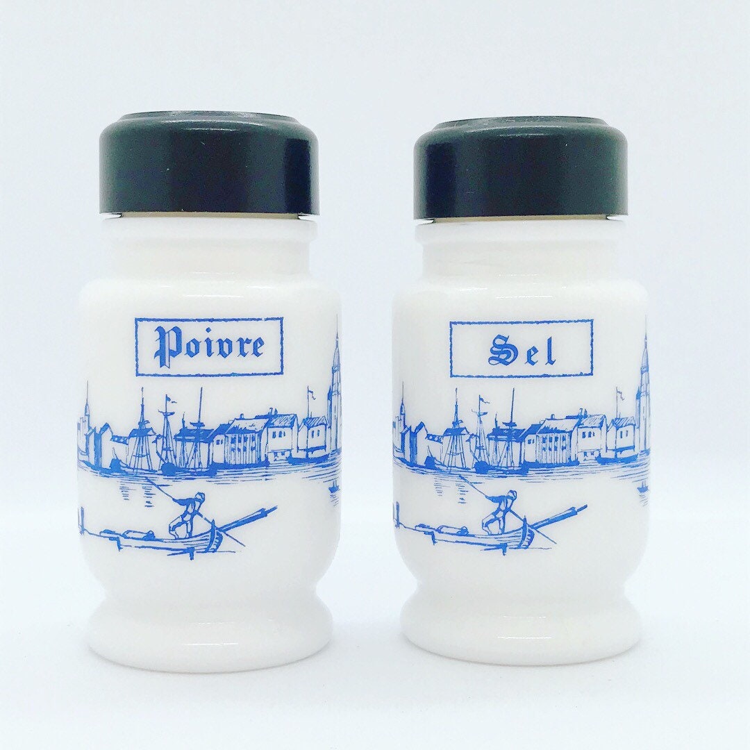 1 Lot Salière et Poivrière en Opaline - Bateau Dans Le Port