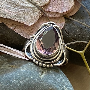 Hermoso anillo hecho a mano con forma de lágrima de amatista
