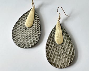 Brincos de couro de cobra reciclado: pingentes de bronze feitos à mão