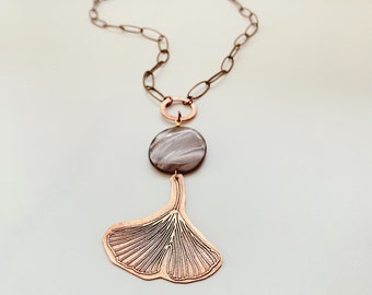 Copper ginkgo leaf, etched copper, leaf pendant, gray mother of pearl, bronze chain, long necklace, botanical jewelry, plant copper jewelry