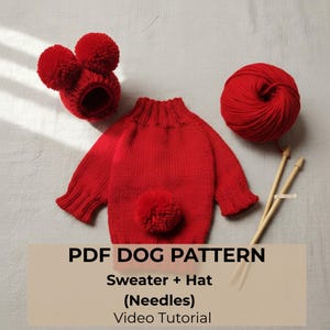 Puede incluir: Un conjunto rojo tejido para perro que incluye un suéter y un gorro con pompones, una madeja de lana roja y agujas de tejer. El texto "PDF DOG PATTERN Sweater + Hat (Needles) Video Tutorial" se muestra en la imagen.