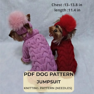 Könnte beinhalten: Zwei kleine Hunde in gestrickten Overalls und Mützen mit Bommeln. Einer trägt hellviolett, der andere rot. Brustumfang 33-35 cm, Länge 29 cm. Das Bild enthält Text: "PDF DOG PATTERN JUMPSUIT KNITTING PATTERN (NEEDLES)".