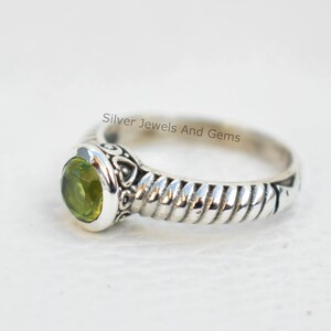 Bague péridot naturel, bague fine ronde, bague de créateur en argent sterling 925, cadeau pour elle, bague de promesse, bague faite main avec pierre de naissance d'août